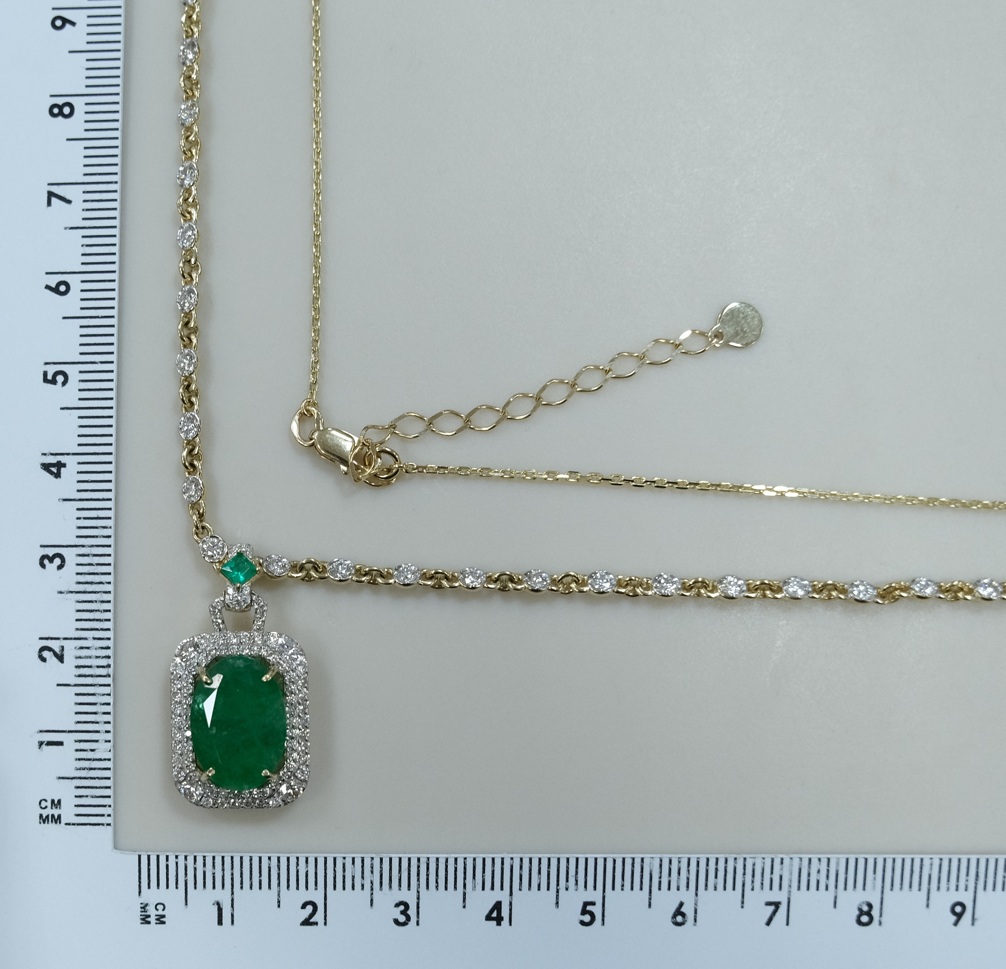 Колье из желтого золота с изумрудом